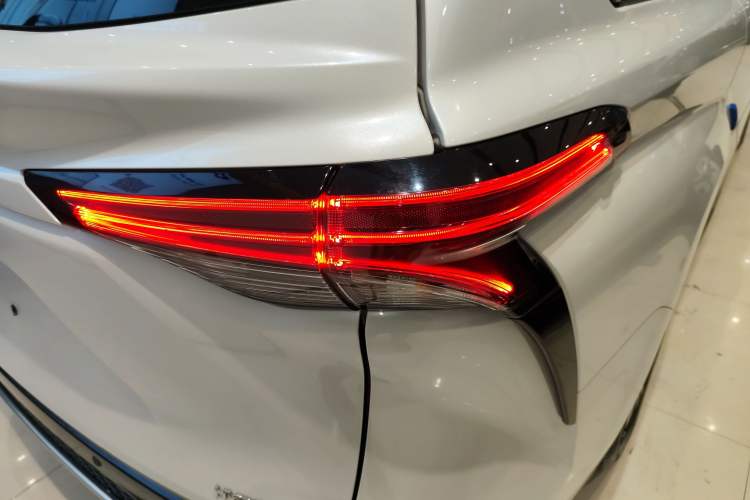 Used Toyota Granvia 2023 2.5L Hybrid Flagship VIP Edition