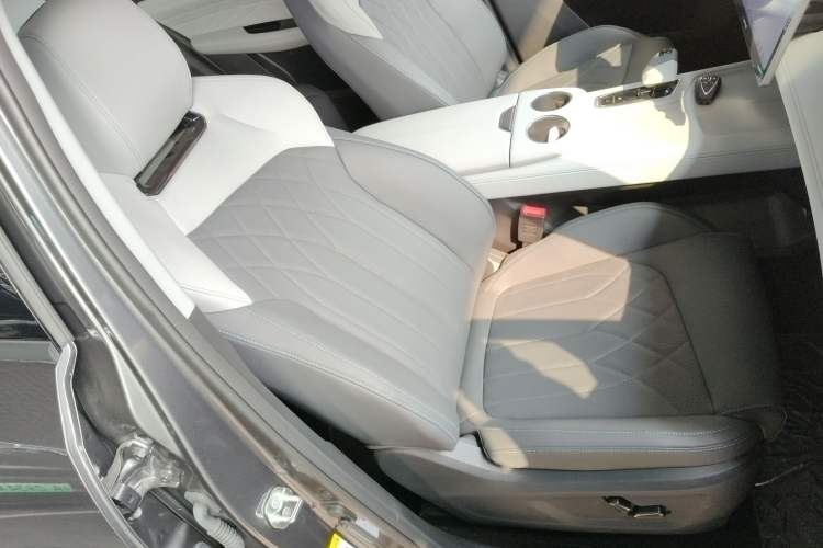 Used Changan UNI-Z New Energy 2024 Blue Whale Smart Electric iDD 125km Beyond Edition
