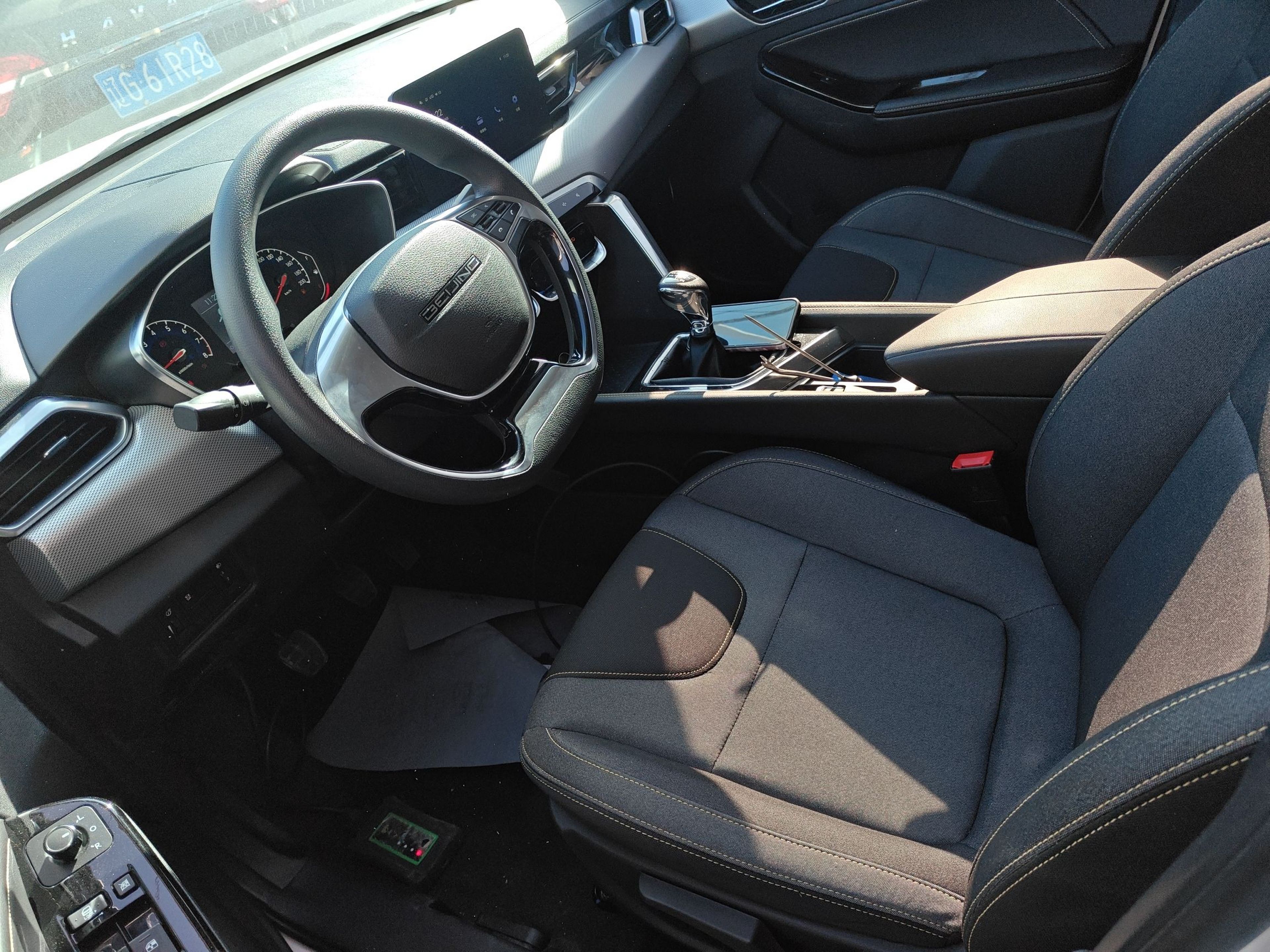 المقاعد الأمامية داخل السيارة