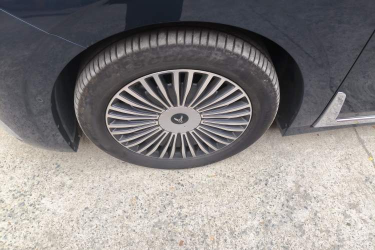 Used VOYAH Dream 2025 PHEV Four-Wheel Drive Prestige Kunpeng Edition