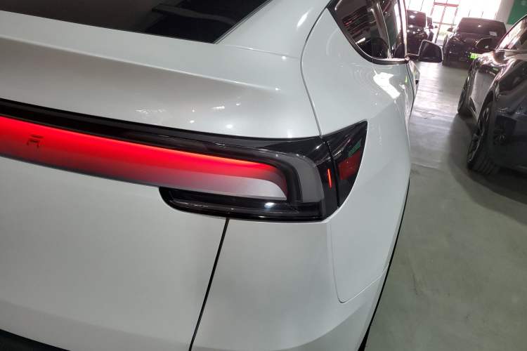 Used Tesla Model Y 2025 Long-Range All-Wheel-Drive Version