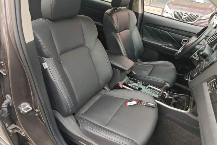 Used Mitsubishi Outlander 2019 2.4L 4x4 Zhi Xiang Edition 7 Seats China VI Standard
