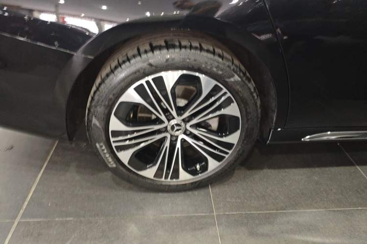 Used Mercedes-Benz E-Class 2025 Facelift E 300 L Luxury Edition
