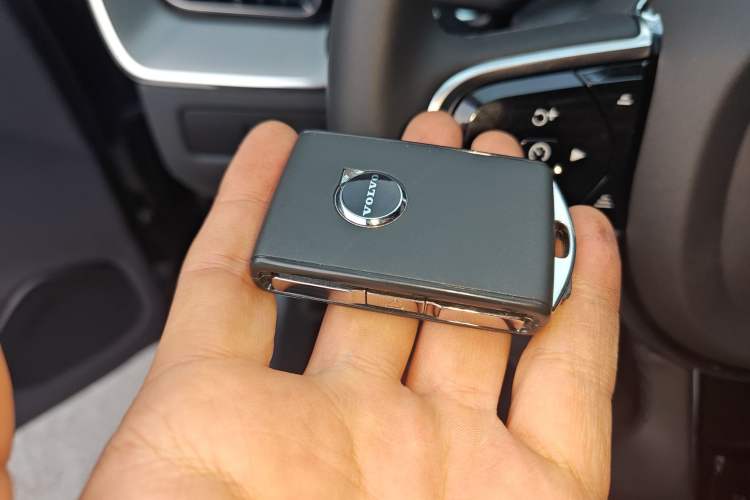 Used Volvo XC60 New Energy 2025 Plug-in Hybrid Long-Range All-Wheel Drive Zhiyuan Extreme Night Black Edition
