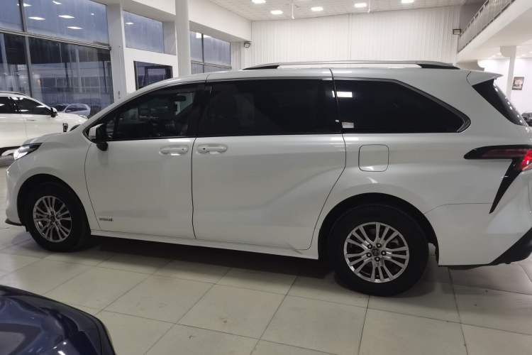 Used Toyota Sienna 2023 2.5L Hybrid Comfort Edition
