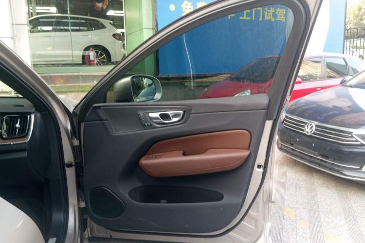 Used Volvo XC60 New Energy 2024 T8 Plug-in Hybrid Long-Range All-Wheel Drive Smart Luxury Edition
