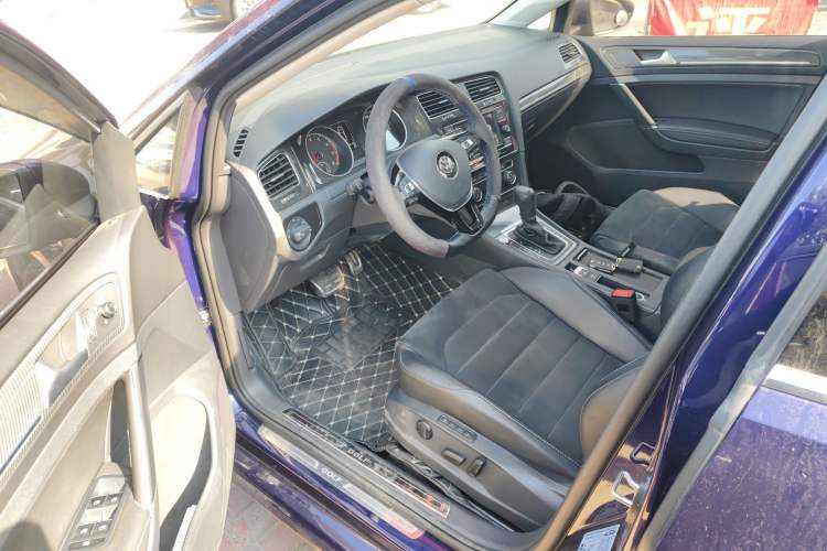 Used Volkswagen Golf 2018 230TSI Automatic Luxury Version
