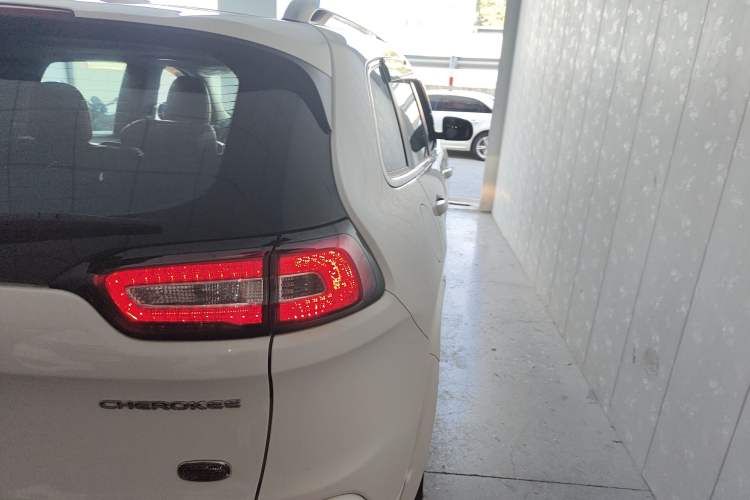 Used  Cherokee 2017 2.4L Professional Smart Edition
