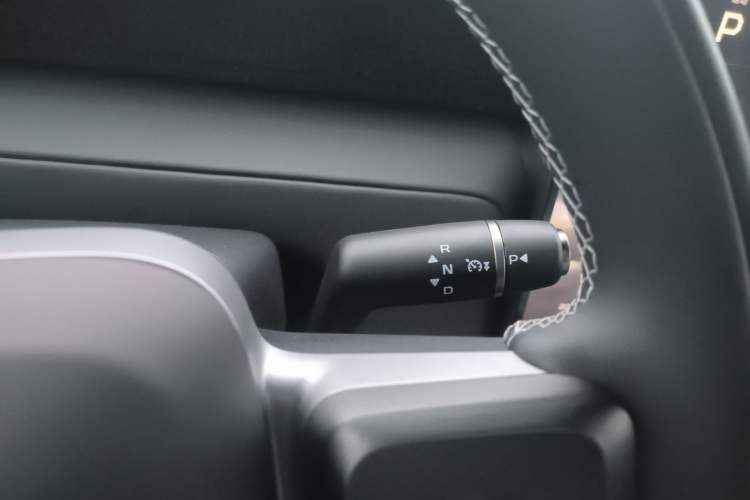 Used  V23 2025 401 Two-Wheel Drive Advanced Edition