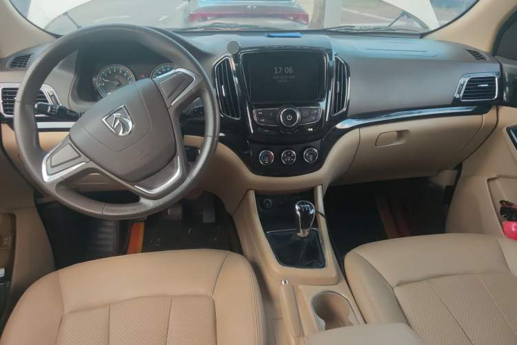 Used Baojun 730 2014 1.5L manual Comfort version 7 seats
