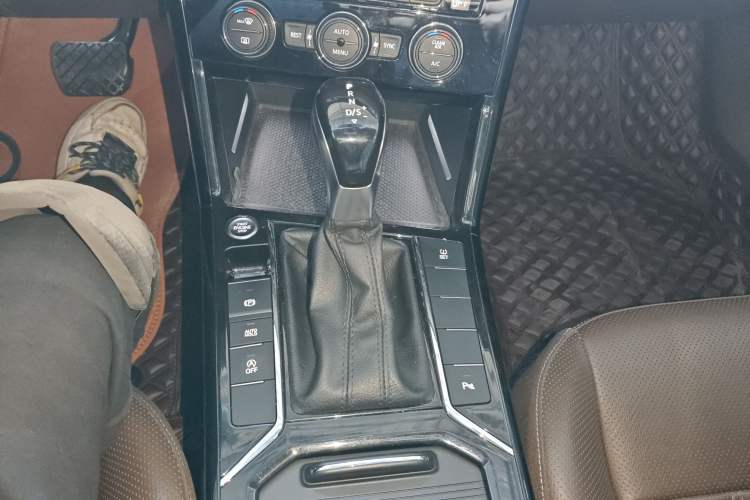 Used Volkswagen Passat 2019 330TSI Luxury Edition China VI Standard
