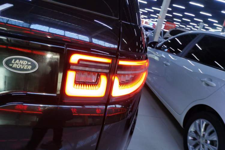 Used Land Rover Discovery Sport 2020 200 PS Family Edition
