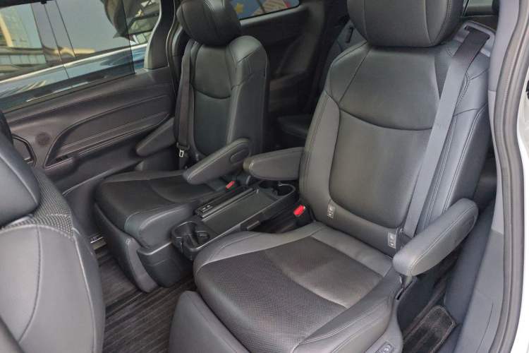 Used Toyota Granvia 2022 2.5L Hybrid Flagship Edition
