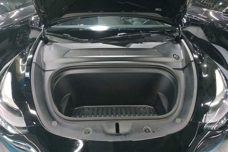 Used Tesla Model Y 2022 Long-Range All-Wheel-Drive Version
