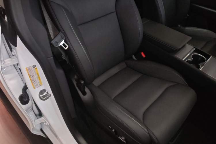 Used Tesla Model Y L 2025 Long-Range All-Wheel-Drive Version
