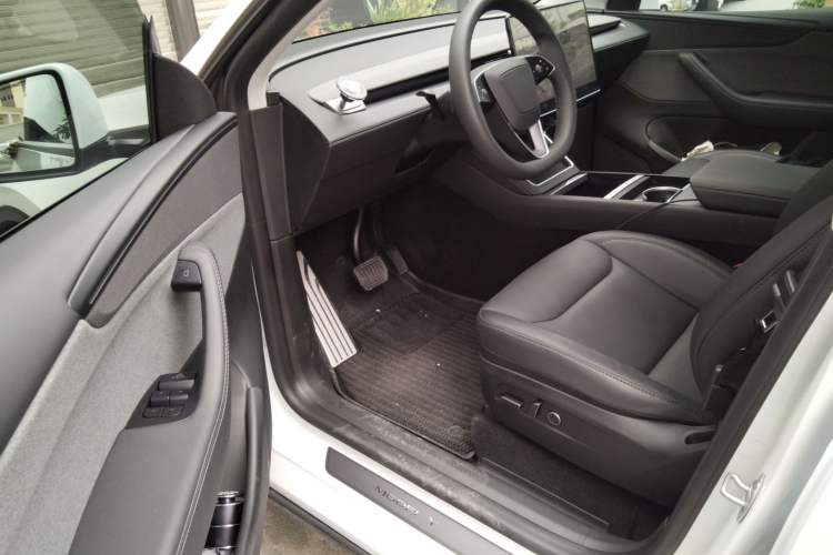 Used Tesla Model Y 2025 Rear-Wheel-Drive Version