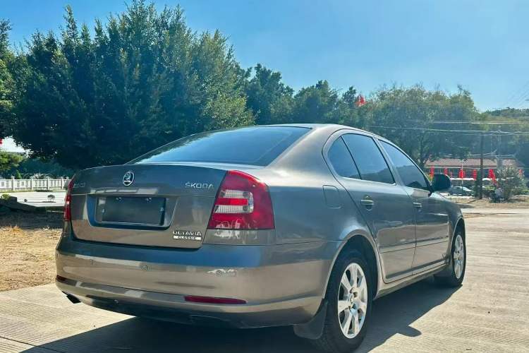 Used Skoda Octavia 2015 Classic Model 1.6L Automatic Elegance Edition
