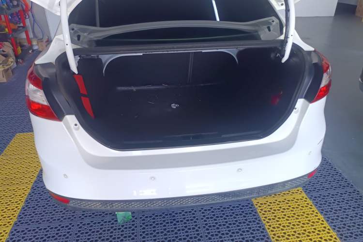 Used Ford Focus 2012 Sedan 1.6L Manual Comfort Model
