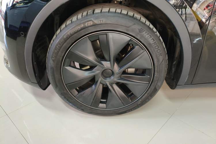 Used Tesla Model Y 2023 Long-Range All-Wheel-Drive Version
