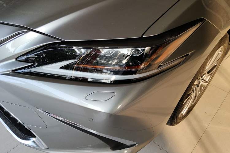 Used Lexus ES 2020 300h Deluxe Edition