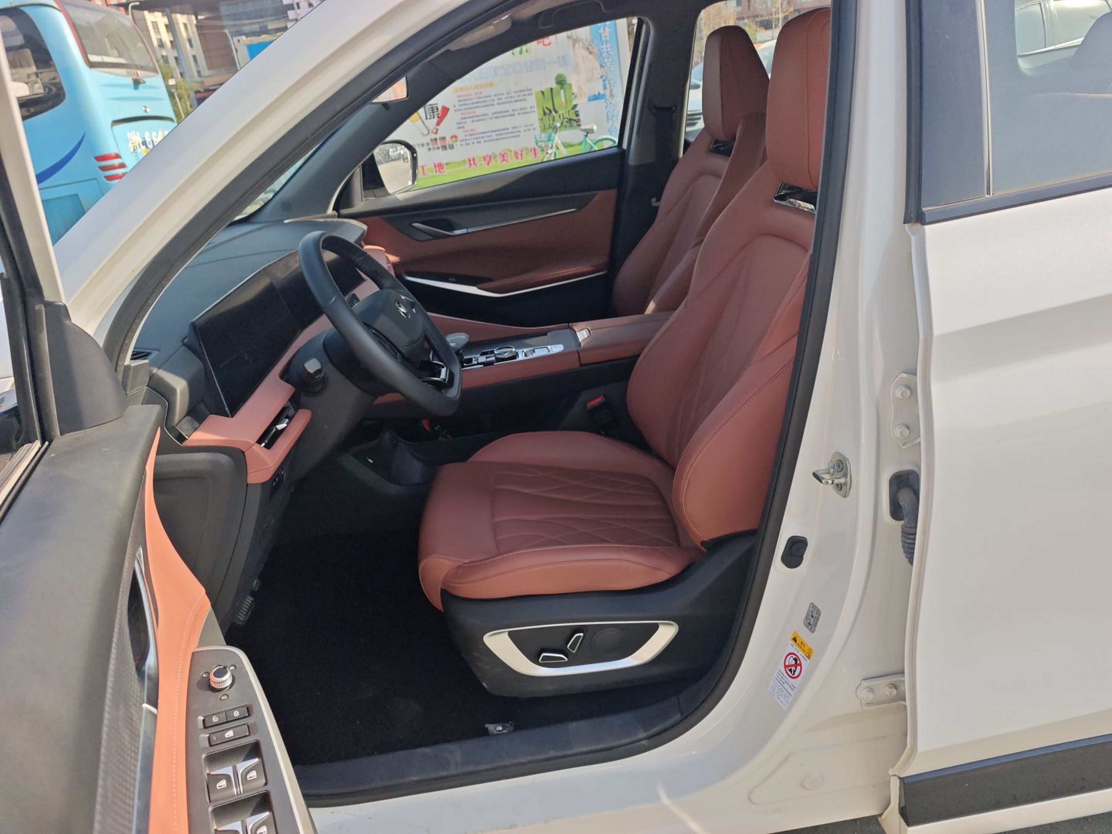 المقاعد الأمامية داخل السيارة