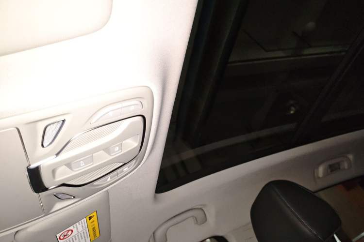 Used Roewe RX5 2023 PLUS 330TGI Automatic Trendsetting Smart Edition
