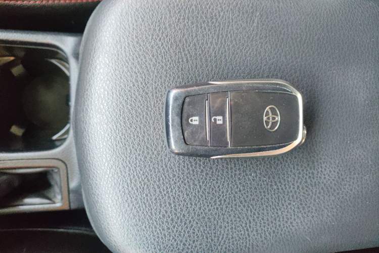 Used Toyota RAV4 2019 2.0L CVT Two-Wheel Drive Luxury Version China VI Standard
