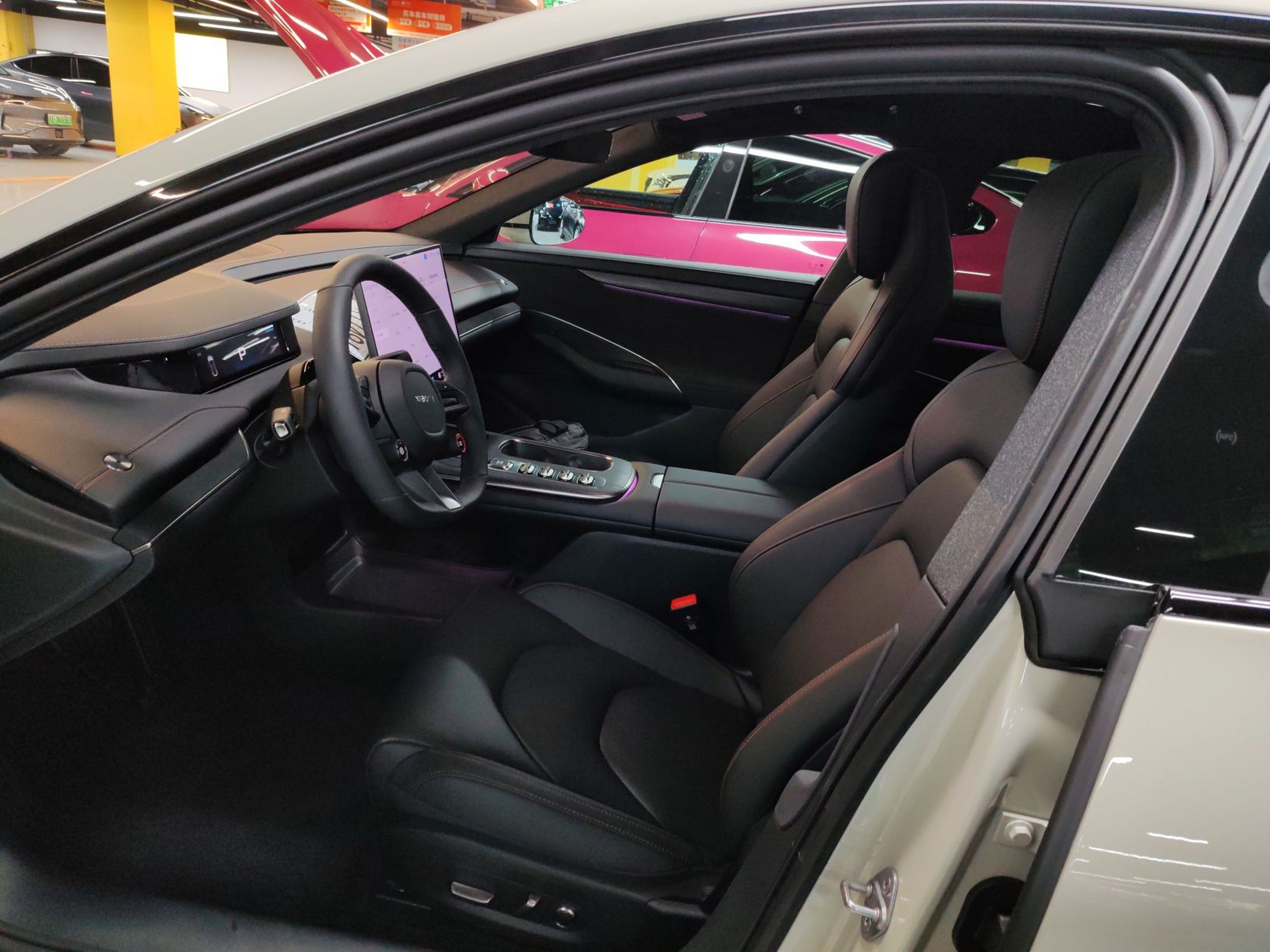 المقاعد الأمامية داخل السيارة