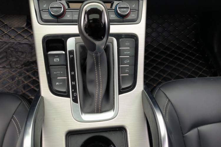 Used Geely Auto Emgrand X7 Sport 2018 1.8TD Automatic Two-Wheel Drive Smart Connect 4G Internet Edition
