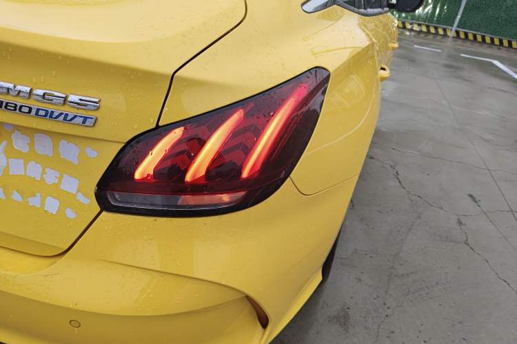 Used MG 5 2021 180 DVVT CVT Youth Luxury Edition
