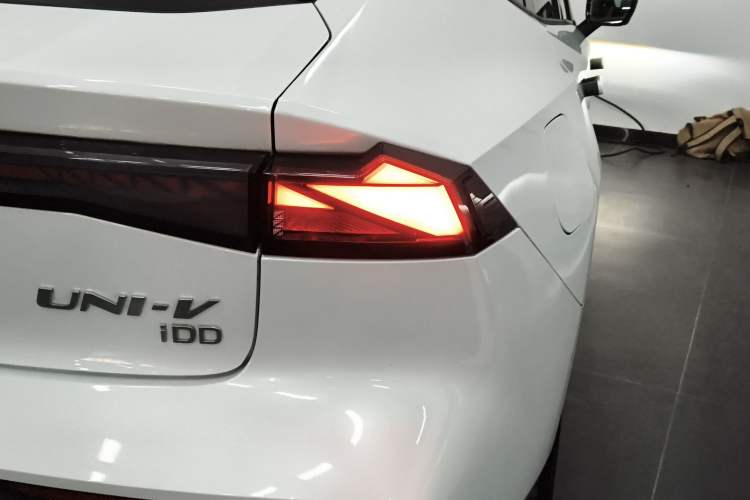 Used Changan UNI-V iDD 2023 ZhiDian iDD 1.5T 113km Smart & Fun Version
