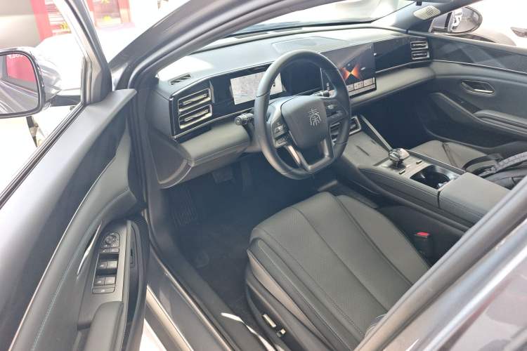 Used BYD Qin L 2025 DM-i Smart Drive 120KM Superior Model
