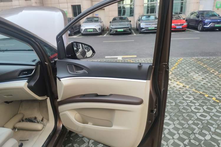 Used Buick GL8 2020 Land Cruiser Executive Class 652T Comfort Model
