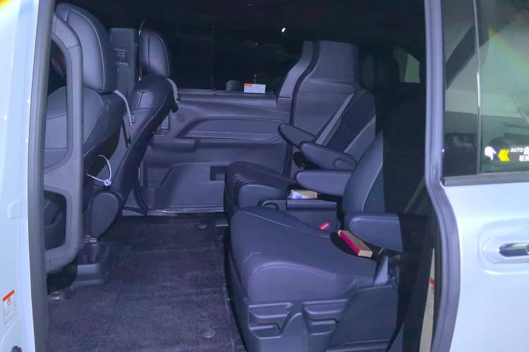 Used Toyota Granvia 2026 Model 2.5L Hybrid Comfort Edition