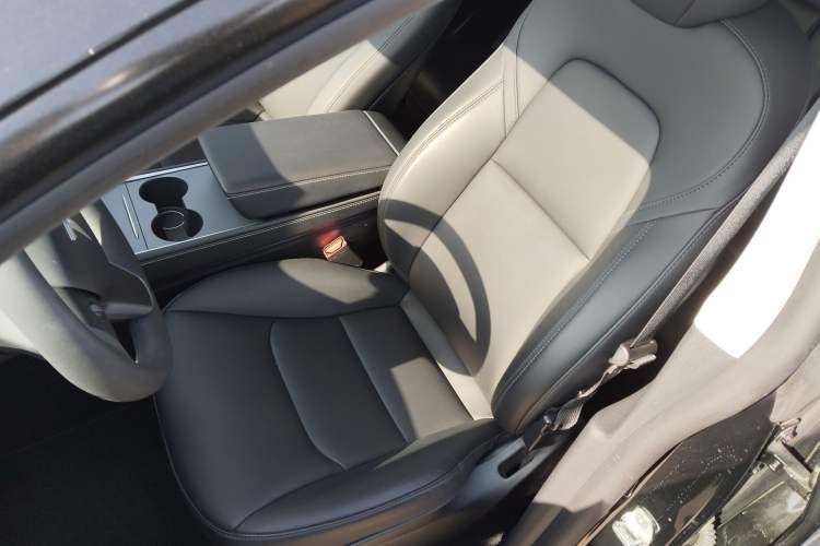 Used Tesla Model Y 2023 Rear-Wheel-Drive Version
