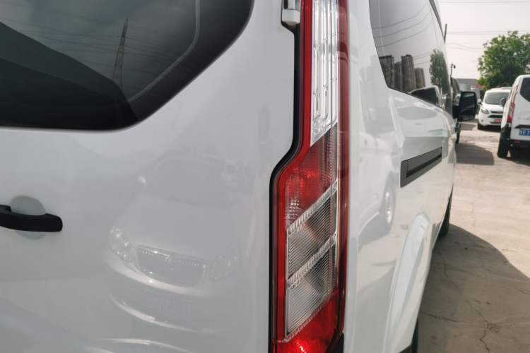 Used Ford Transit 2019 2.0T Diesel Multi-Purpose Commercial Vehicle Mid-Drive Mid-Roof 6-Seater China VI Standard
