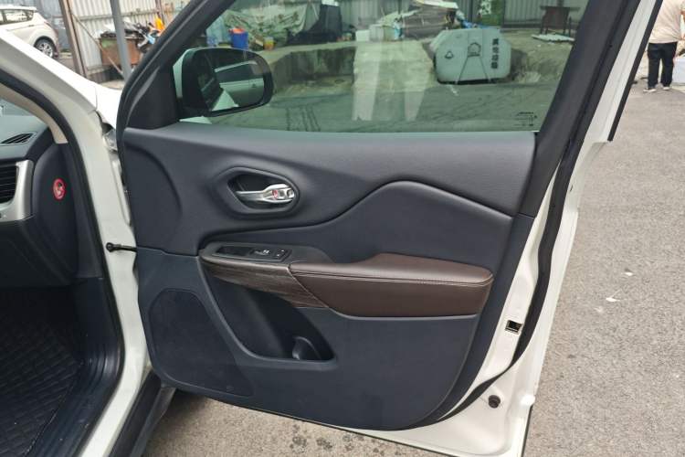 Used  Cherokee 2016 2.4L Professional Smart Version
