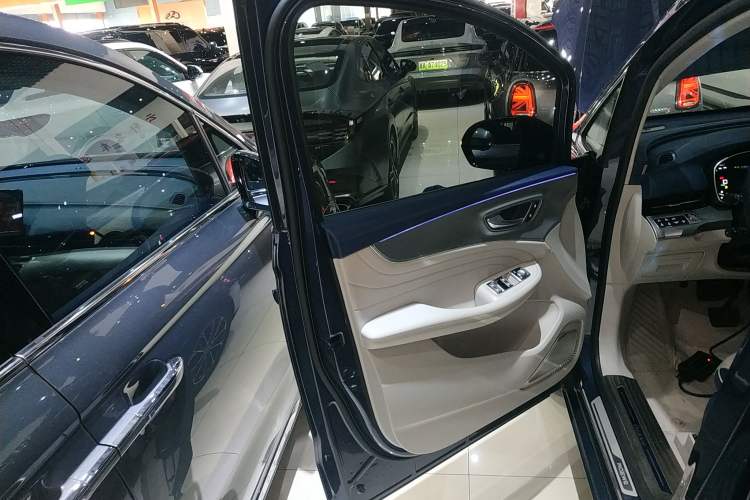 Used Roewe iMAX8 2022 400TGI Prestige Edition
