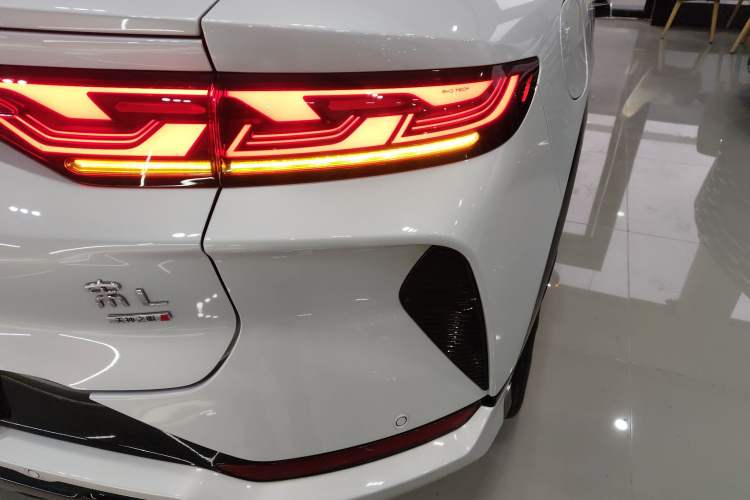 Used BYD Song L EV 2025 Intelligent Driving Version 662 km LiDAR Excellence Edition
