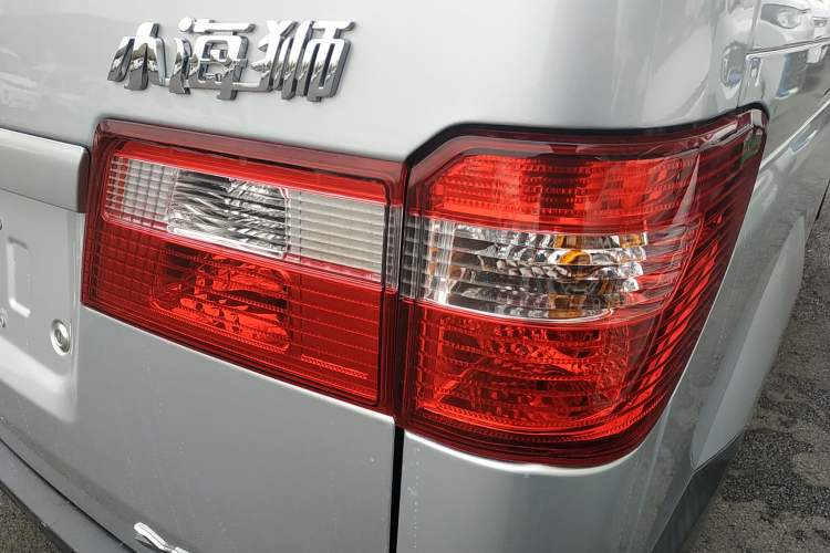 Used Jinbei Hiace X30 2023 1.5L Super-Comfortable Passenger Van 5/6/7-Seater Non-Air-Conditioned Version Model SWC15M