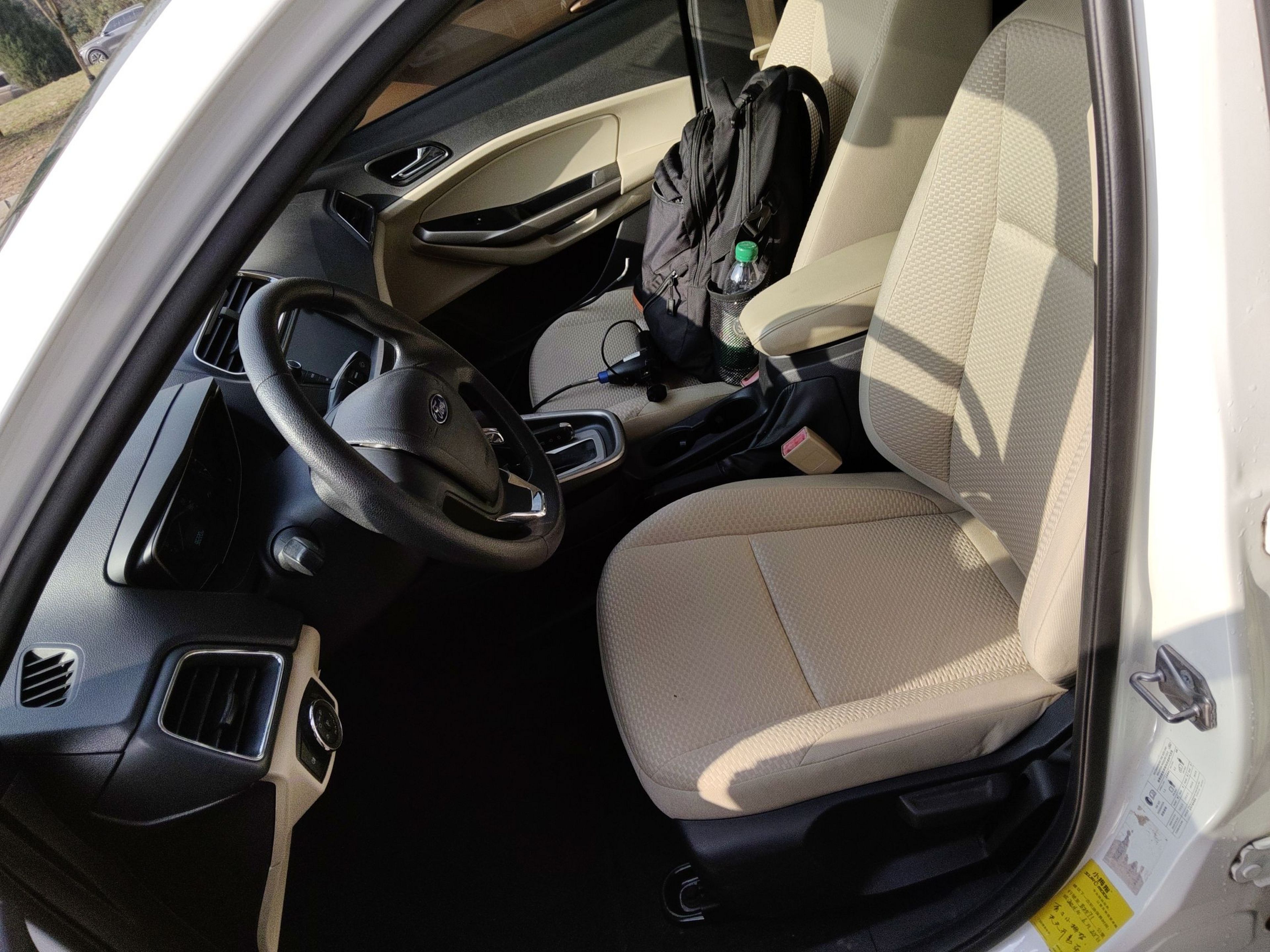 المقاعد الأمامية داخل السيارة