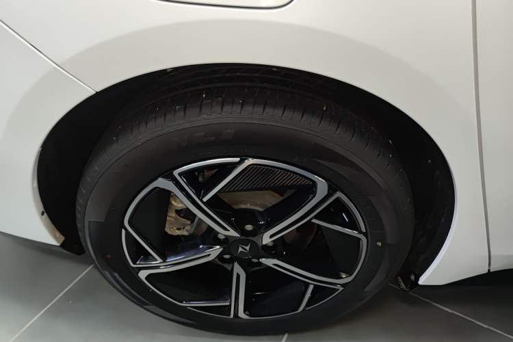 Used  eπ007 2024 Range-Extended 200 Air Edition