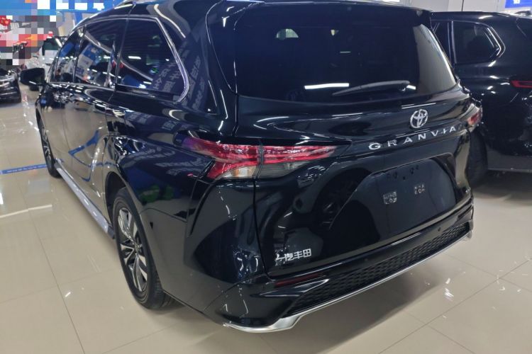 Used Toyota Granvia 2024 2.5L Hybrid Luxury Edition