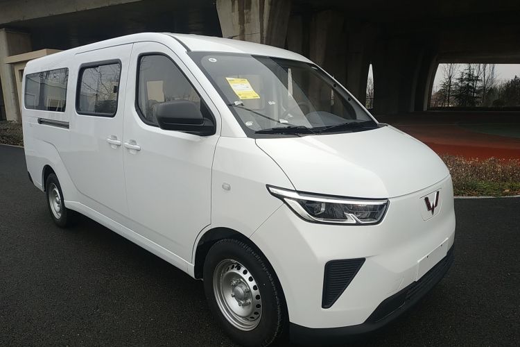 Used Wuling Yangguang 2024 300KM Comfort Version Passenger Van 75kW
