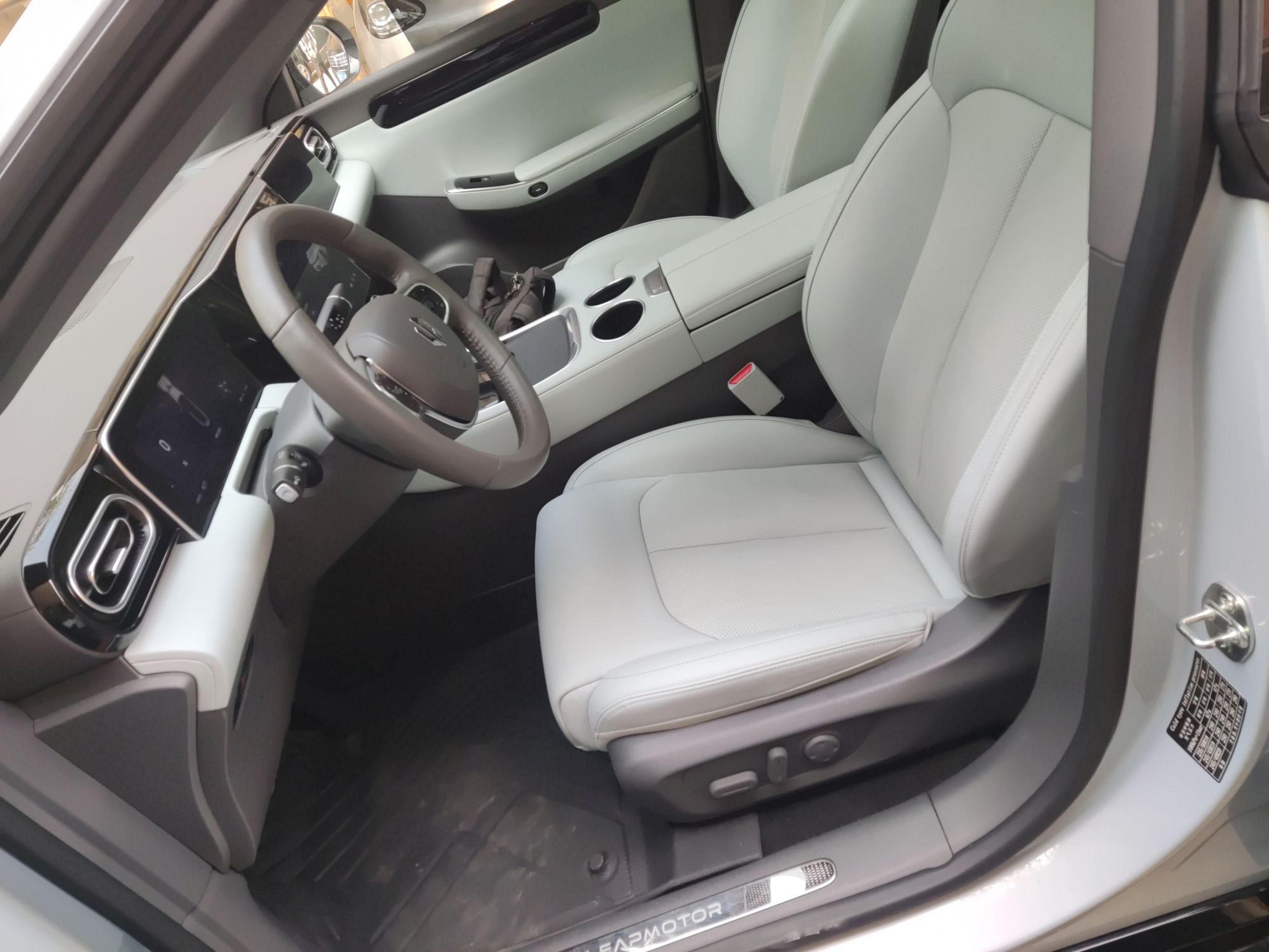 Переднее сиденье в автомобиле