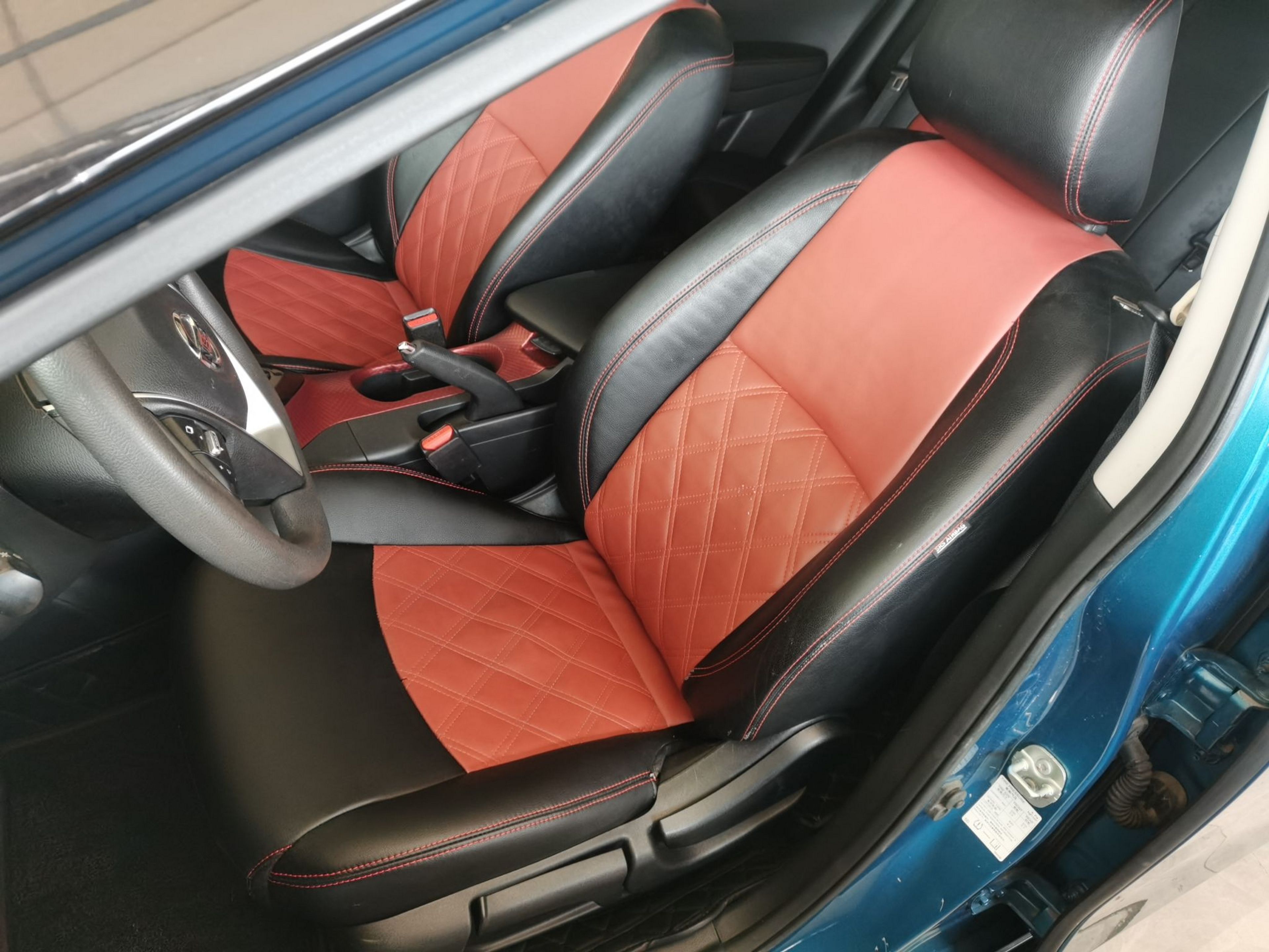 المقاعد الأمامية داخل السيارة