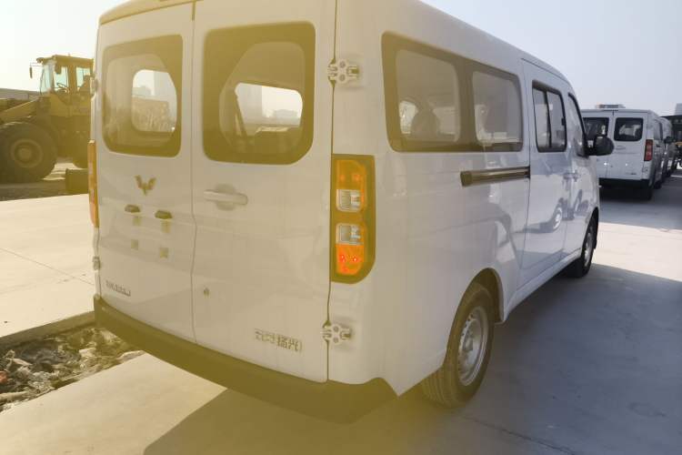 Used Wuling Yangguang 2024 300KM Comfort Version Passenger Van 75kW
