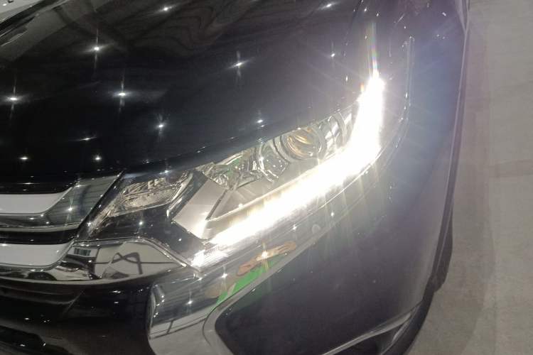 Used Mitsubishi Outlander 2016 2.0L Two-Wheel Drive Fashion Edition 5 Seats