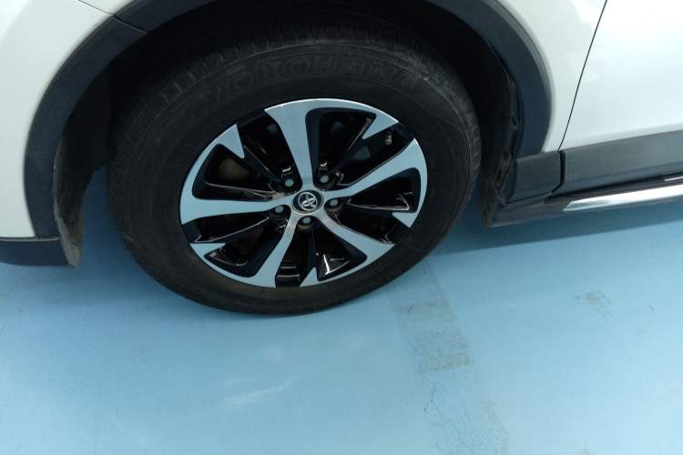 Used Toyota RAV4 2016 2.0L CVT Two-Wheel Drive Fashion Edition China V Standard
