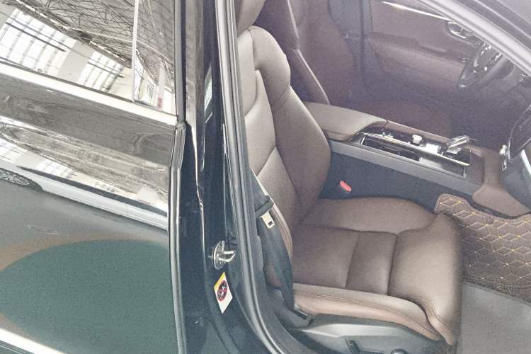 Used Volvo S90 2025 B5 Zhiyuan Luxury Edition
